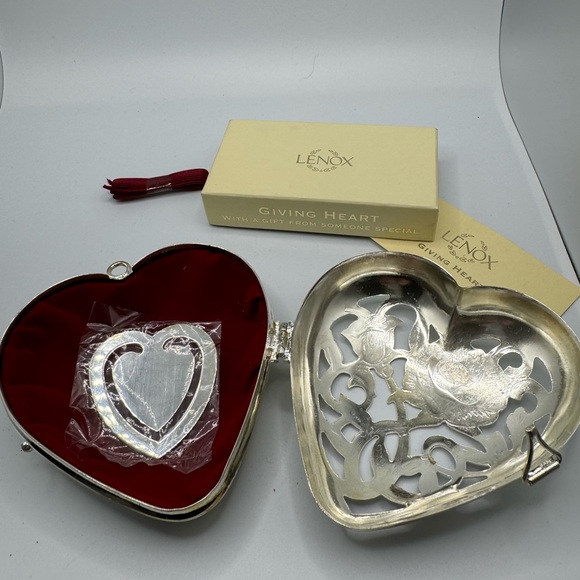 Vintage Lenox Floral Heart Shaped Hinged Locket Box Silver Plated Ornament - Picture 4 of 4